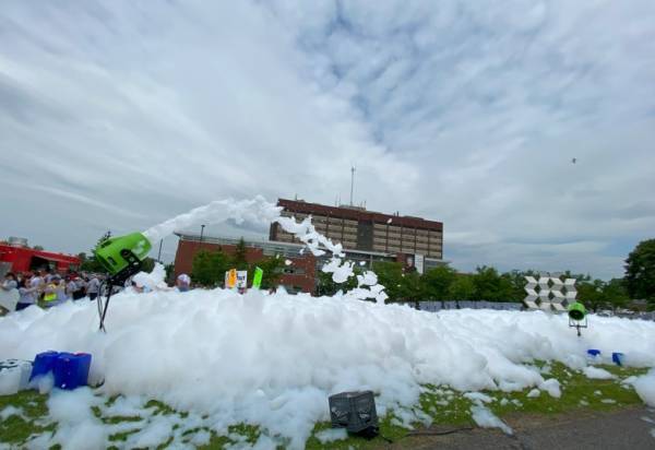 Hôpital Pierre-Boucher : un joyeux bain de mousse pour dénoncer la fermeture de la buanderie