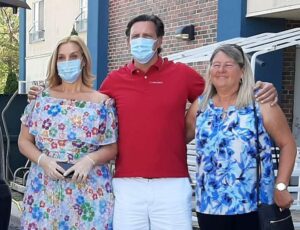 Patrice et Lyne Brisebois gâtent le personnel qui a pris soin de leur mère