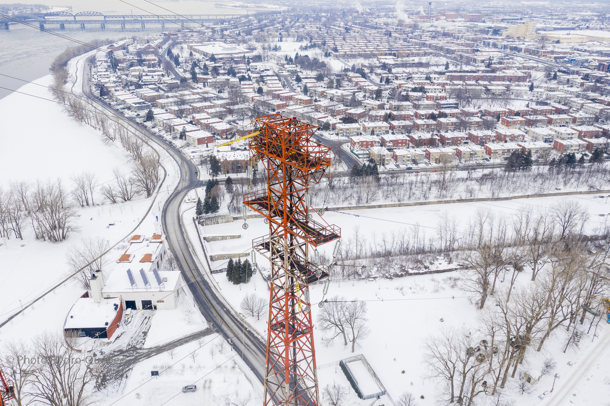 Haut voltage et haute voltige au-dessus du fleuve