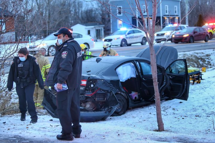 VIDÉO ET PHOTOS – Une sortie de route fait une blessée mineure à Saint-Constant