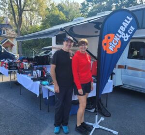 Pickleball : des équipements distribués par des Sainte-Catherinois