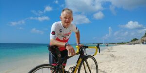 Il remporte une compétition cycliste pendant ses vacances à Cuba