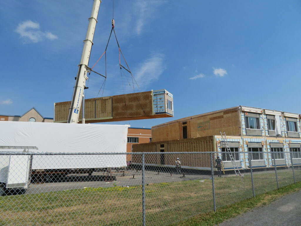 VIDÉOS – Des boîtes à chaussures géantes dans une cour d’école