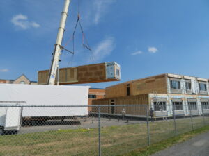 VIDÉOS – Des boîtes à chaussures géantes dans une cour d’école