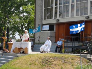 VIDÉO – Une messe « comme au ciné-parc »