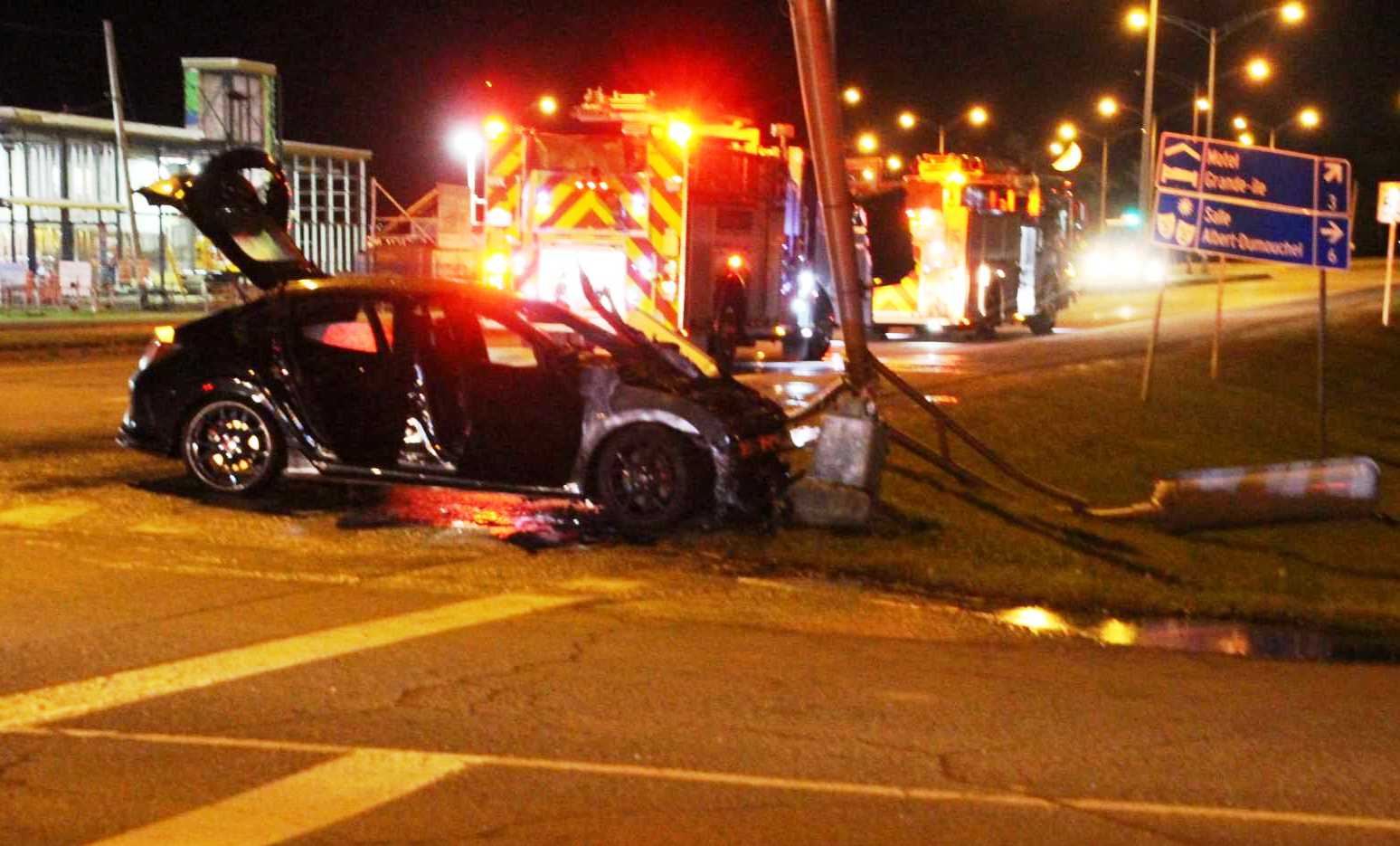 Il fauche le poteau d’un feu de circulation et son auto s’enflamme