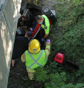 Une personne à bord d’un quadriporteur chute sous un pont à Sainte-Catherine