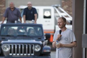 L’humoriste Simon Leblanc fait son numéro dans un garage à La Prairie