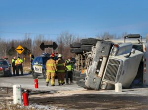 VIDÉO – Un poids lourd renversé sur l&rsquo;autoroute 30 Est à La Prairie