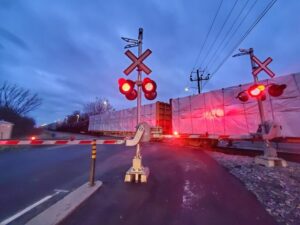 VIDÉO – Un train en panne a bloqué la circulation à Delson
