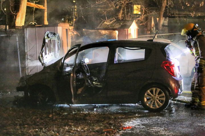 VIDÉO – Voiture en flammes et deux arrestations en une heure à La Prairie
