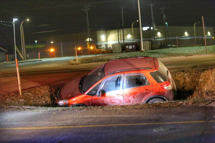 Un autre véhicule abandonné dans un fossé