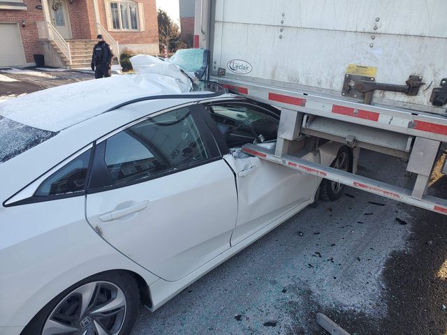 Une voiture percute l’arrière d’un camion à Candiac