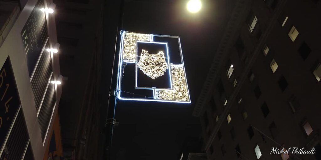 Une touche de la nation mohawk de Kahnawake illumine une rue de Montréal