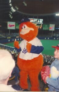 Deux anciens Youppi se réjouissent de son intronisation au Temple de la renommée des mascottes