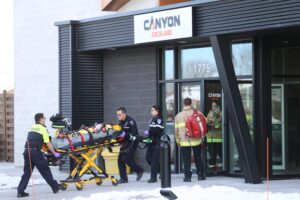 Un jeune homme fait une chute de 50 pieds