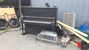 Des meubles et des pneus à la Corne d’abondance, malgré l’interdiction