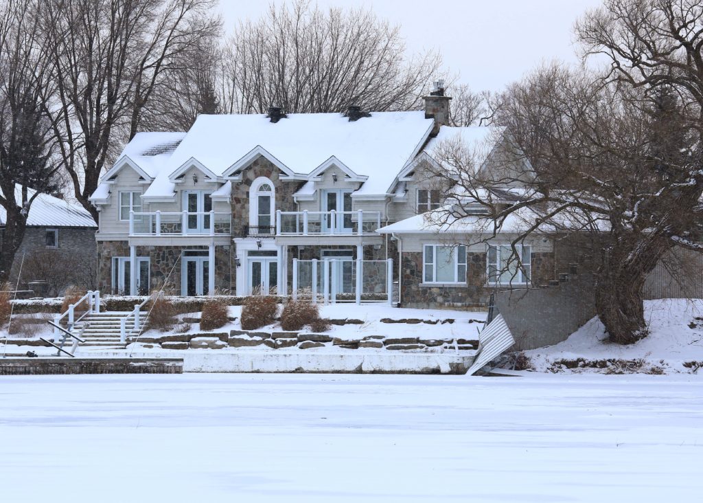 Une maison en bordure de la baie Saint-François à vendre au coût de 2,3 M$