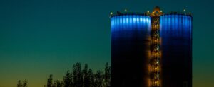 Des silos bleus s’élèvent dans le ciel de Sainte-Catherine