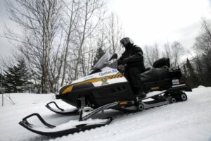 La SQ a à l&rsquo;oeil les motoneigistes hors sentier