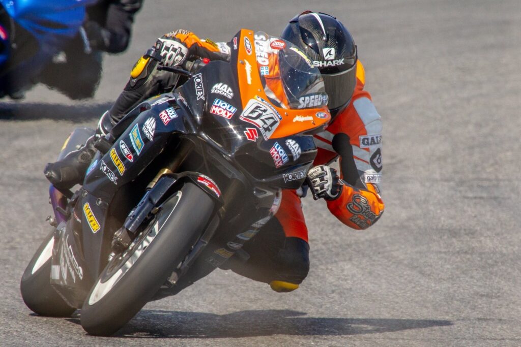 Un Constantin vivra son baptême de courses de moto