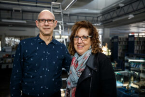 Un couple transforme la nature en objets décoratifs