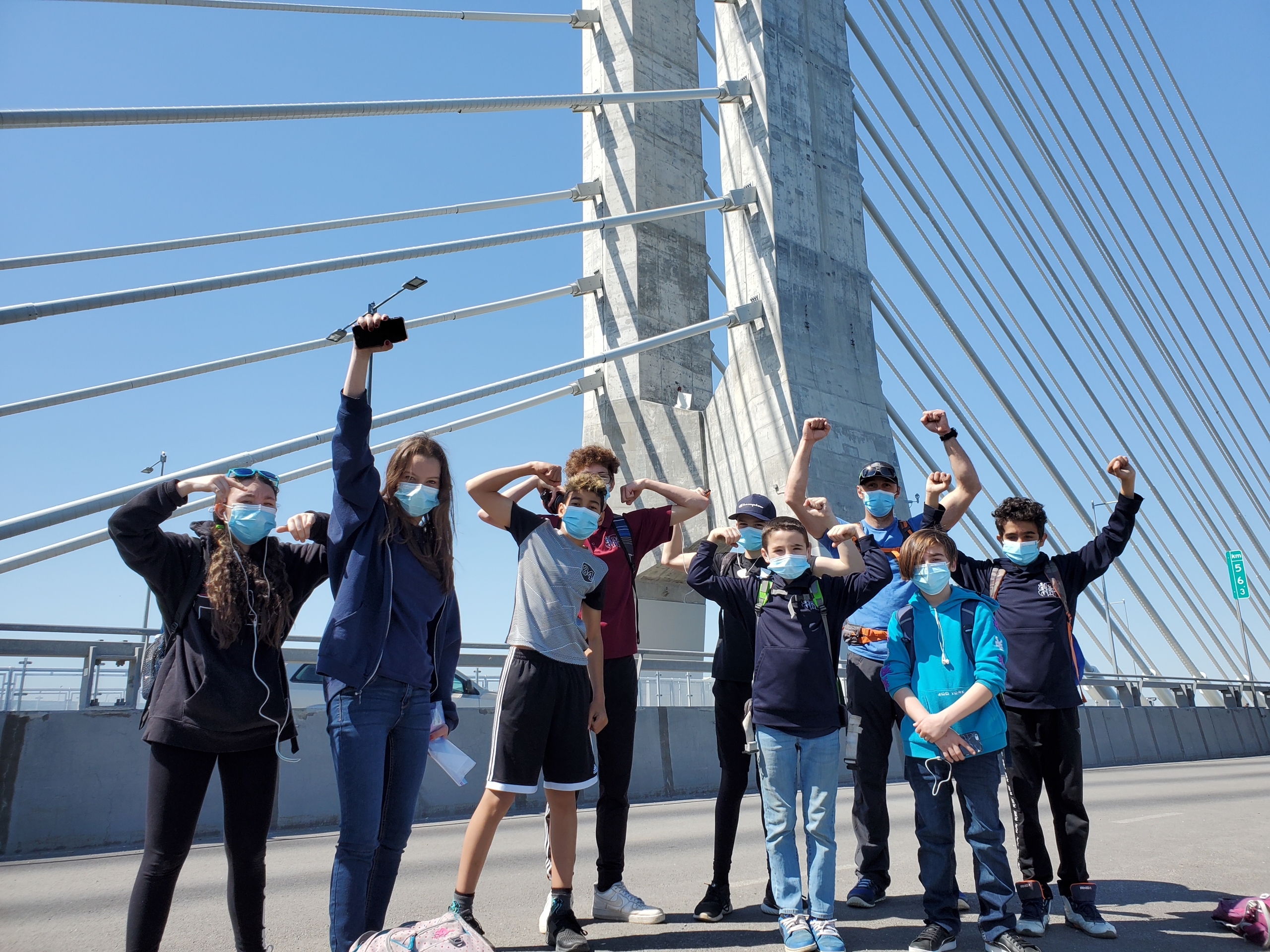 VID&Eacute;OS – Une classe adapt&eacute;e de La Prairie marche l'aller-retour jusqu'au pont Champlain