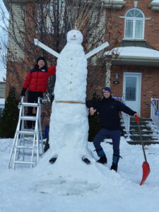Deux frères érigent un bonhomme de neige de 4 mètres à La Prairie
