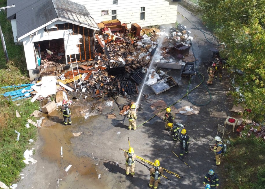 VIDÉO – Un bâtiment commercial prend feu à Saint-Constant