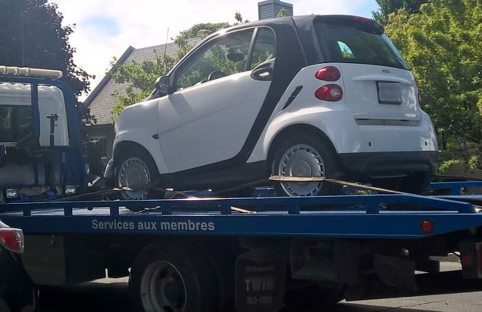 Une octogénaire emboutit deux voitures et poursuit son chemin