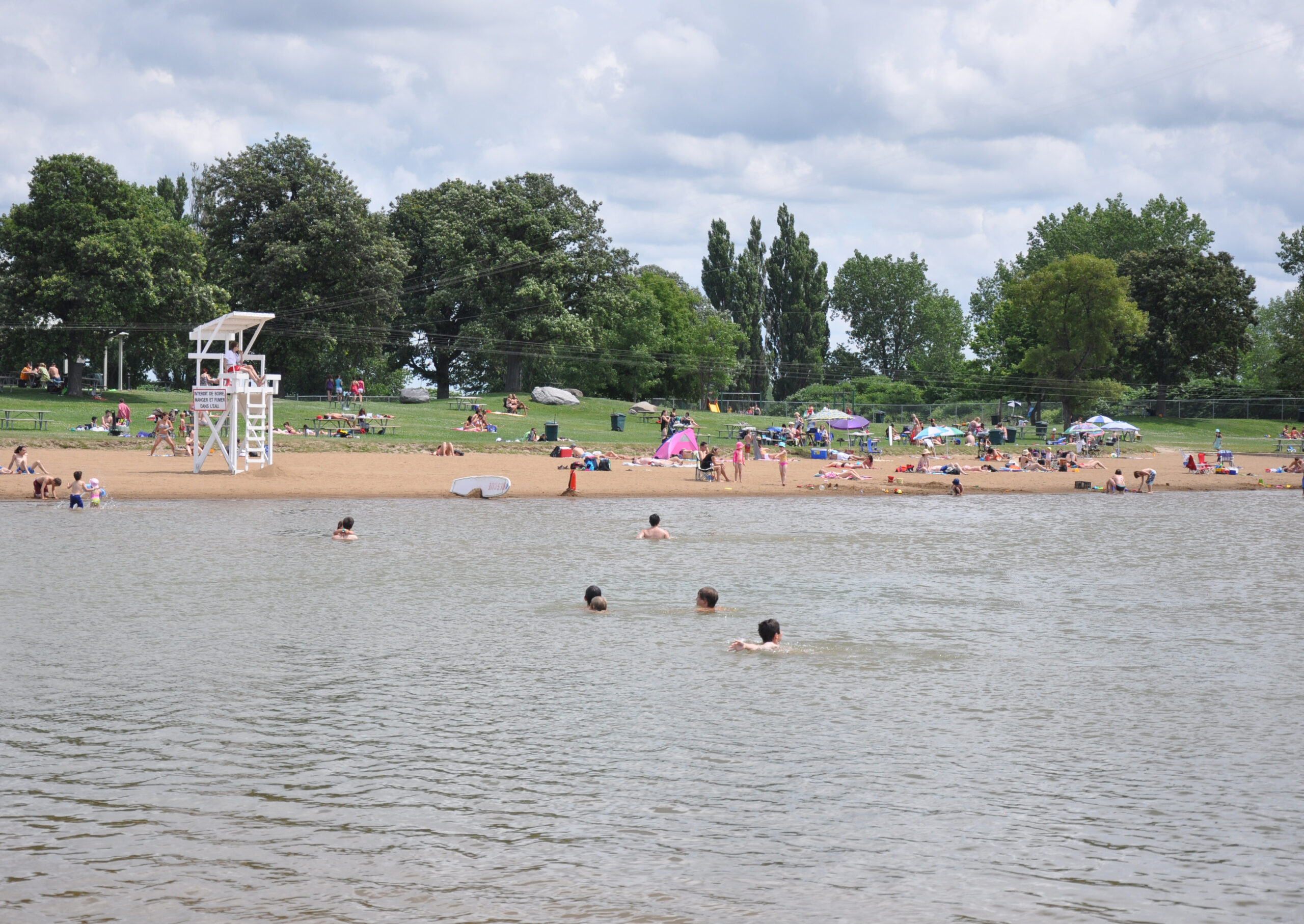 La plage du RécréoParc demeure interdite