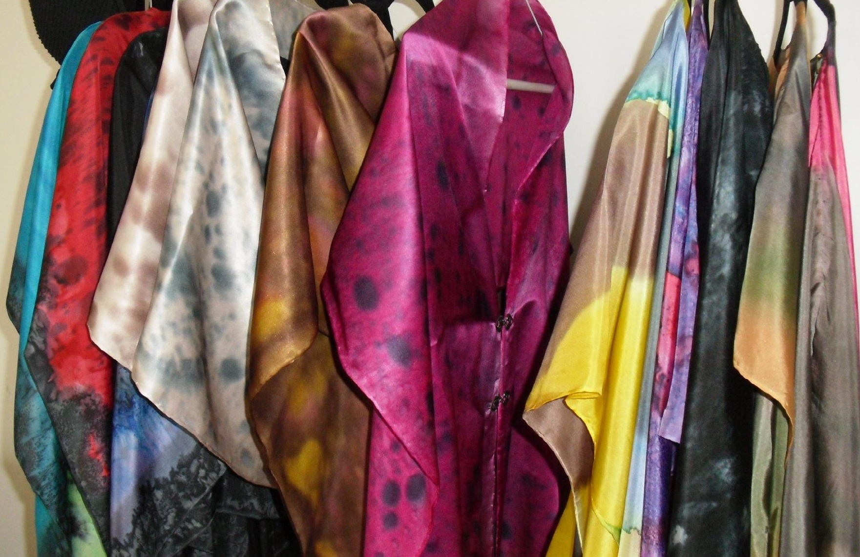 Une artiste de la soie présente ses créations