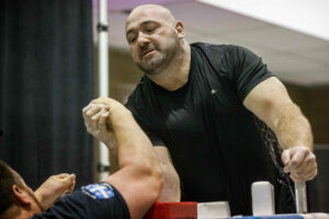 Une centaine de spectateurs au premier tournoi de bras de fer à Sainte-Catherine