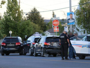 Un véhicule rentre en collision avec deux voitures