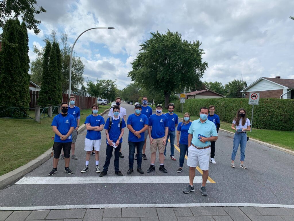 L’aile jeunesse du Bloc québécois fait du porte-à-porte à Sainte-Catherine