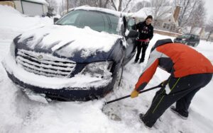 La SAAQ verse 87 335 $ à deux assurés qui chutent en déneigeant leur voiture