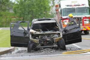 Un véhicule ravagé par les flammes à Candiac