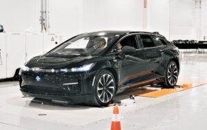 Faraday Future n&rsquo;est pas mort : le premier FF 91 sort de l&rsquo;usine