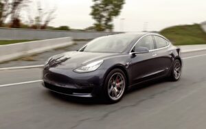 Tesla Model 3 Performance 2018 : doigt d’honneur vers une industrie entière