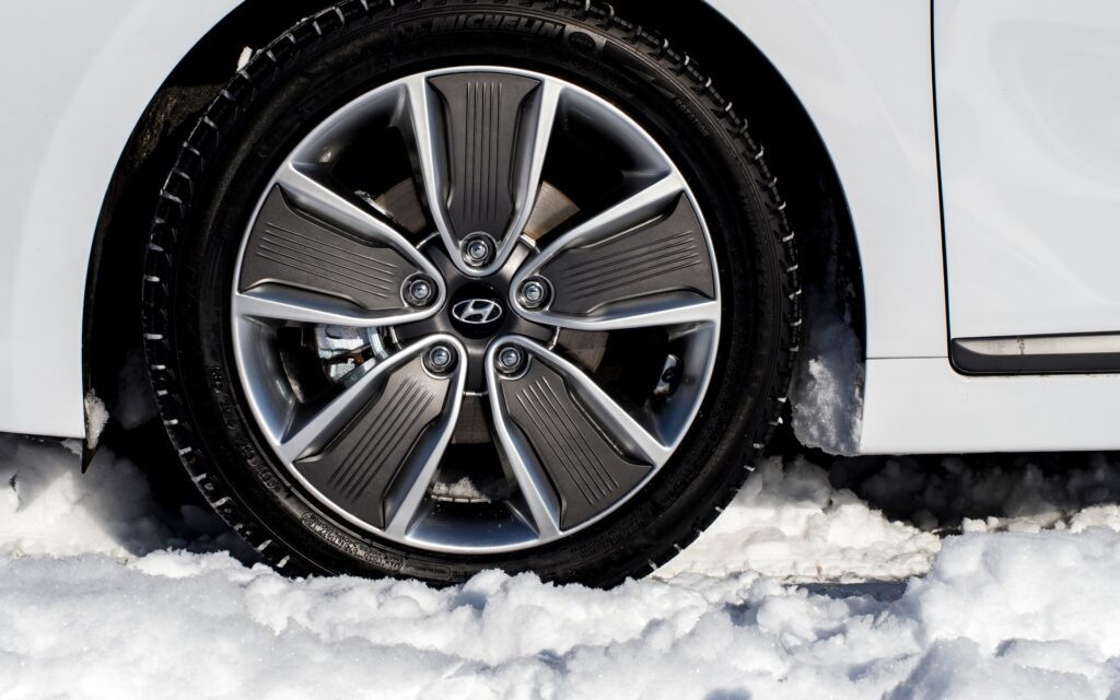 Qu’est-ce qui distingue les pneus d’hiver des pneus quatre saisons?