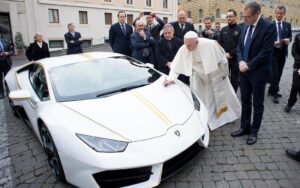 La Lamborghini du pape pourrait être à vous