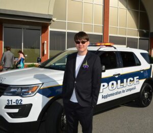 Un finissant arrive à son bal en voiture de police
