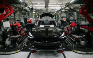 Tesla mise à nouveau sur ses employés pour l’aider à livrer des voitures