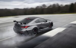 Sur le point de conduire la Lexus RC F Track Edition… sur la piste!