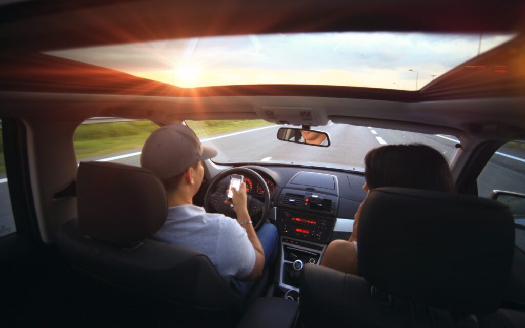 Cellulaire au volant : la fonction haut-parleur interdite, tranche un juge