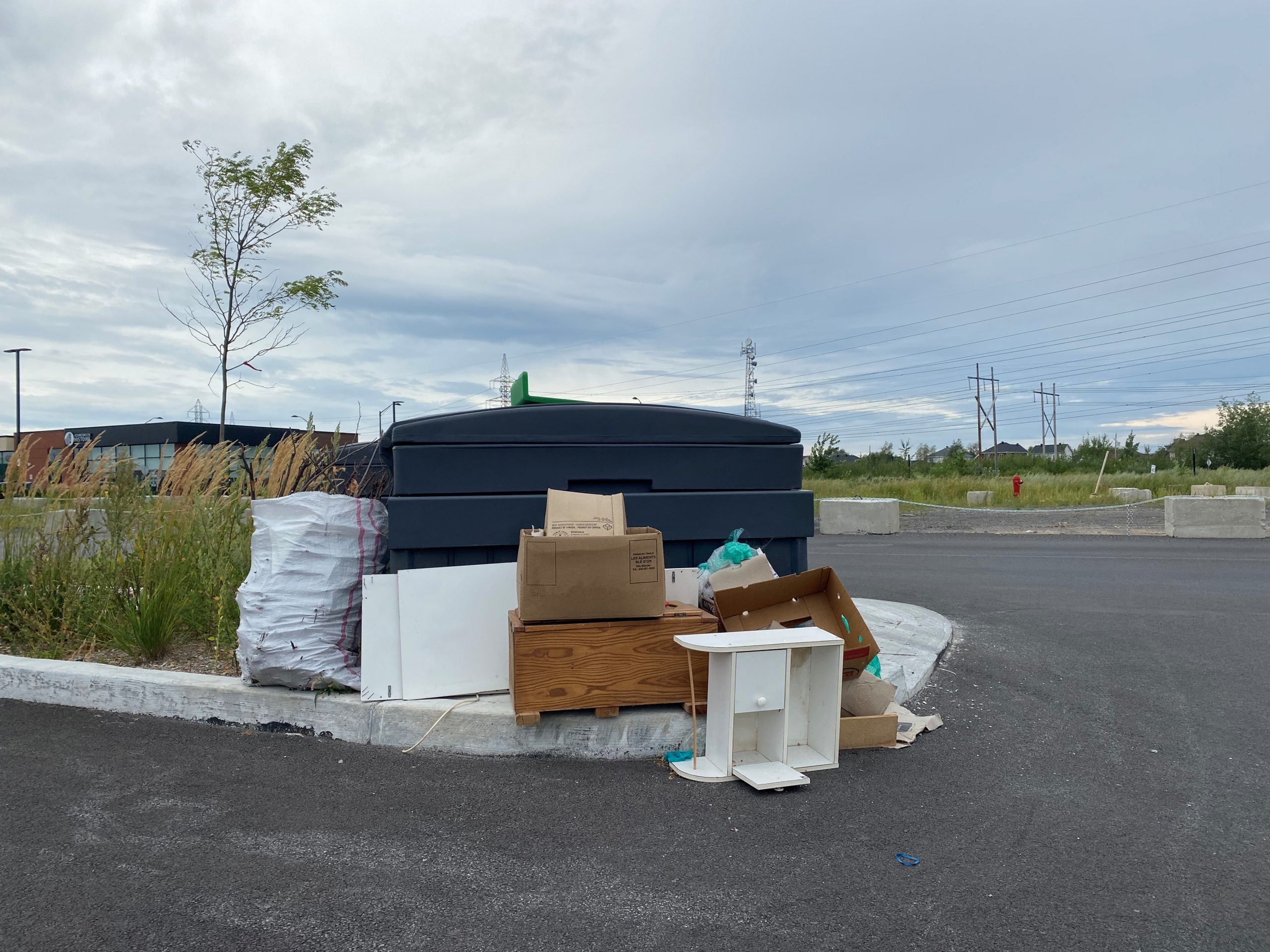 Des déchets s’accumulent dans un stationnement commercial à La Prairie