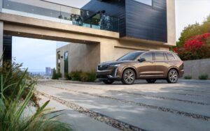 En route pour conduire le Cadillac XT6 2020