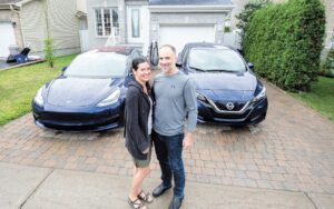 Des Québécois branchés aux autos électriques