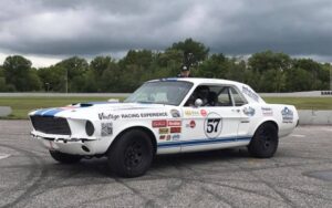 Rouler à 225 km/h en Ford Mustang des années 60