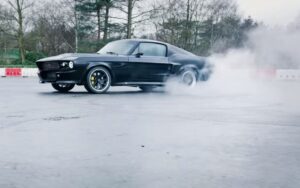 Une Ford Mustang 1967 électrique… qui fait des shows de boucane!